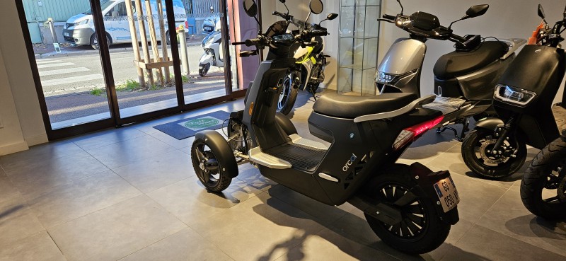 SCOOTER ELECTRIQUE 3 ROUES SANS PERMIS ORCAL V28 EQUIVALENT 50 CM3 A MARSEILLE